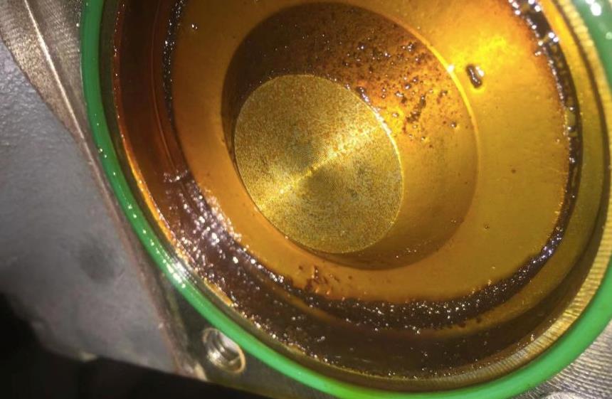 螺桿式空壓機結(jié)膠與積碳分析